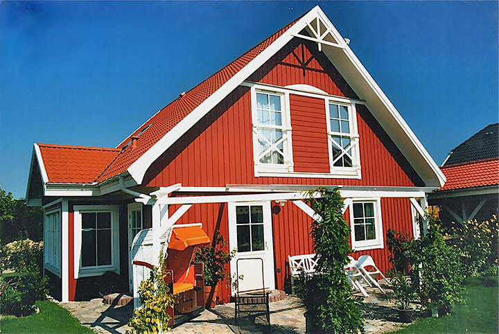 ökolgisches Schwedenhaus Villa Marstrand 2 mit roter Holzfassade und weißen Eckbrettern
