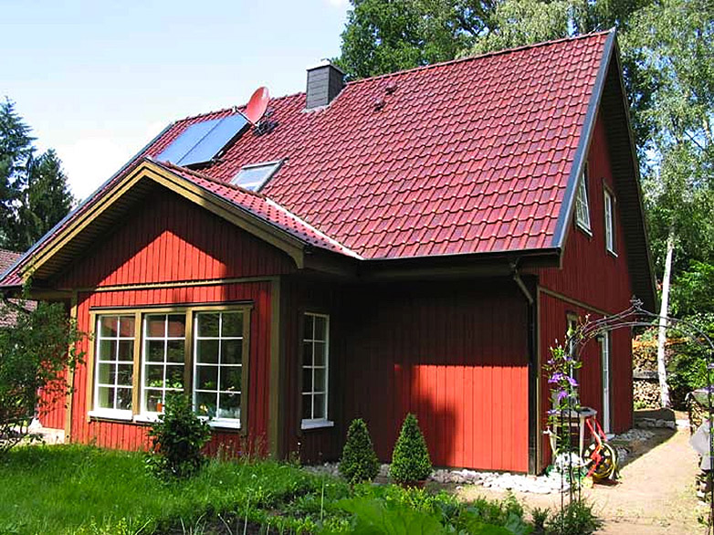 ökolgisches Schwedenhaus Villa Marstrand 2 mit roter Holzfassade und grüne Eckbrettern