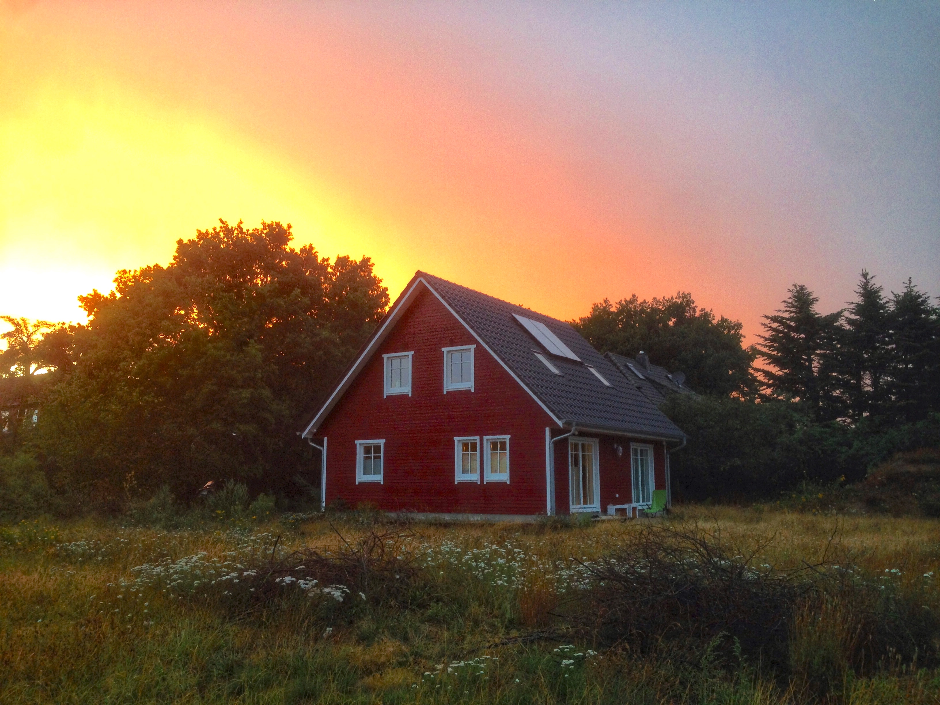 Idyllisches Schwedenhaus mit Sonnenuntergang