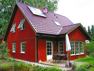 Schwedenhaus mit roter Holzfassade und Erker